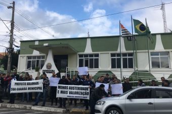 Com coletes vencidos, guardas municipais pressionam prefeito